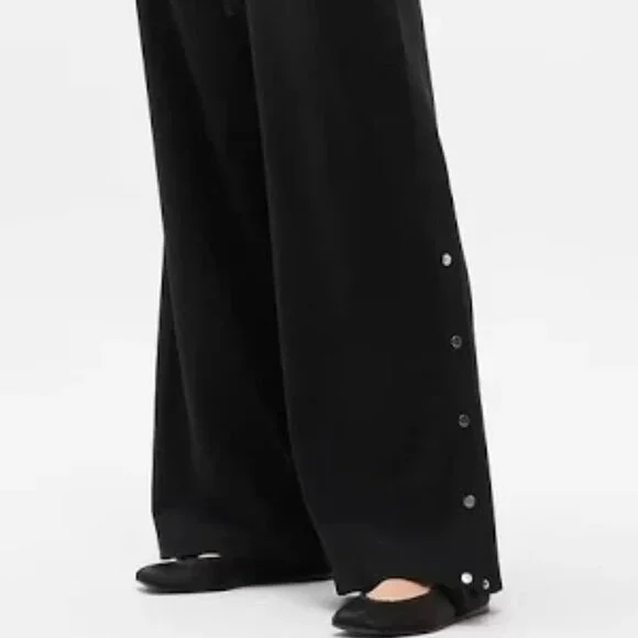 NWT- Athleta Mid Rise SnapPant Black- Size L